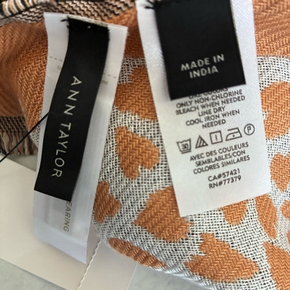 Ann Taylor Scarf  Tan and Black Reversible Animal Print Heart Shape - Picture 6 of 13